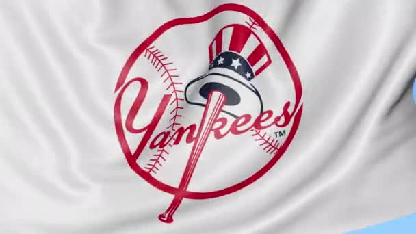 Gros plan du drapeau agitant avec le logo de l'équipe de baseball des Yankees de New York MLB, boucle transparente, fond bleu. Animation éditoriale. 4K — Video