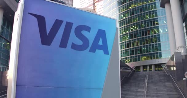 Tablero de señalización con el logotipo de Visa Inc.. Rascacielos moderno centro de oficina y escaleras de fondo. Editorial 3D renderizado 4K — Vídeos de Stock