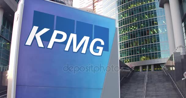 Уличная вывеска с логотипом KPMG. Современный офисный центр небоскреб и лестница фон. 3D-рендеринг в 4K — стоковое видео