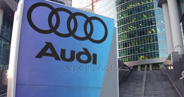 Σήμανση οδών σκάφους με λογότυπο Audi. Μοντέρνο γραφείο κέντρο ουρανοξύστη και σκάλες φόντο. Συντακτική 3d rendering 4k — Αρχείο Βίντεο