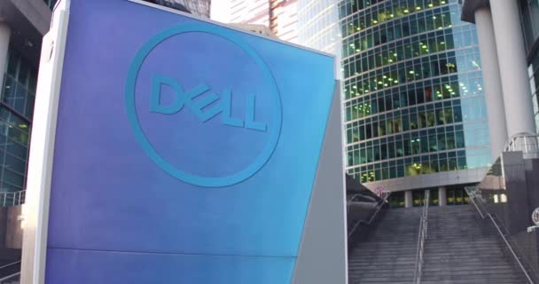 Panneau de signalisation routière avec logo Dell Inc. Moderne gratte-ciel du centre de bureau et fond d'escalier. Editorial 3D rendu 4K — Video