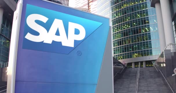 Tablero de señalización con logotipo de SAP SE. Rascacielos moderno centro de oficina y escaleras de fondo. Editorial 3D renderizado 4K — Vídeos de Stock