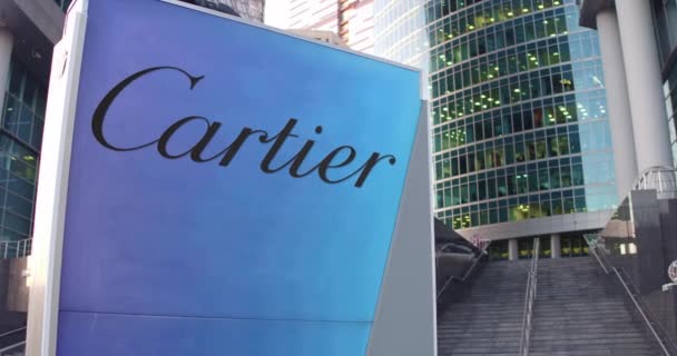 Tablero de señalización con logo Cartier. Rascacielos moderno centro de oficina y escaleras de fondo. Editorial 3D renderizado 4K — Vídeo de stock
