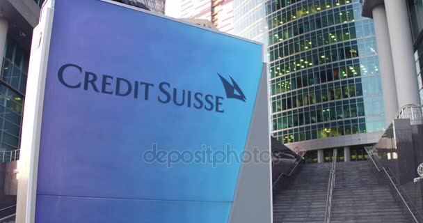 Gatan skyltar ombord med Credit Suisse Group logotyp. Moderna kontors center skyskrapa och trappor bakgrund. Redaktionella 3d rendering 4k — Stockvideo