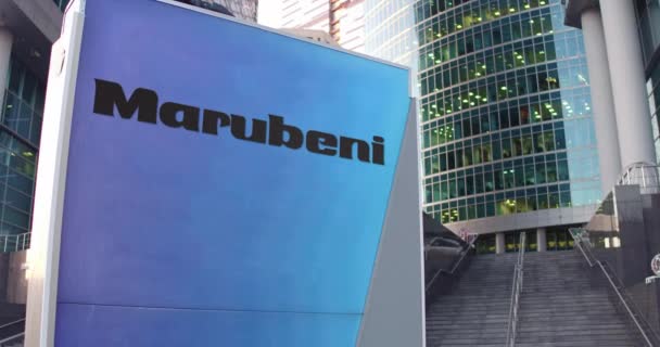 Tablero de señalización con el logotipo de Marubeni Corporation. Rascacielos moderno centro de oficina y escaleras de fondo. Editorial 3D renderizado 4K — Vídeo de stock