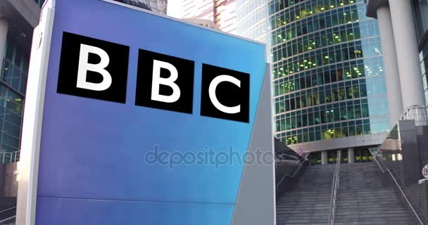 Panneau de signalisation avec logo BBC de British Broadcasting Corporation. Moderne gratte-ciel du centre de bureau et fond d'escalier. Editorial 3D rendu 4K — Video