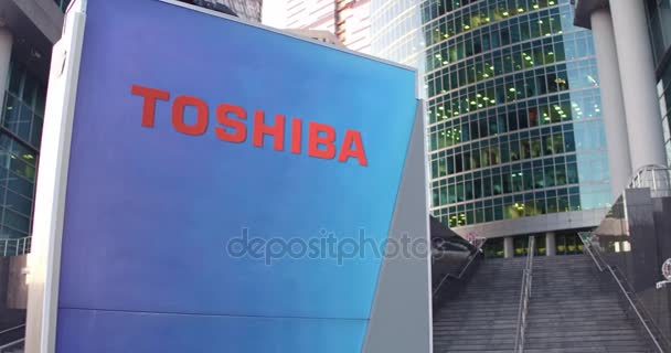 Panneau de signalisation avec logo Toshiba Corporation. Moderne gratte-ciel du centre de bureau et fond d'escalier. Editorial 3D rendu 4K — Video