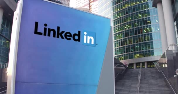กระดานป้ายถนนที่มีโลโก้ LinkedIn อาคารสํานักงานที่ทันสมัย ตึกระฟ้าและพื้นหลังบันได บรรณาธิการ 3D rendering 4K — วีดีโอสต็อก