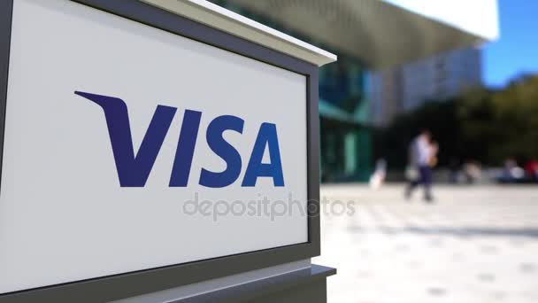 Вулиця вивісок ради з логотипом компанії Visa Inc. Розмиті офісний центр та пішохідні людей фону. Редакційна 3d рендеринга 4 к — стокове відео