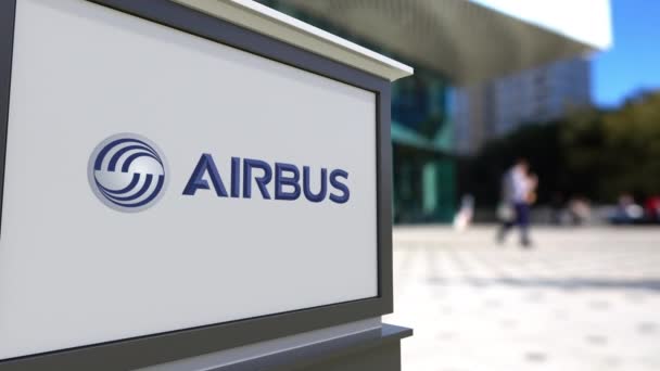 Σήμανση οδών σκάφους με λογότυπο της Airbus. Κέντρο θολή office και περπάτημα άτομα φόντο. Συντακτική 3d rendering 4k — Αρχείο Βίντεο