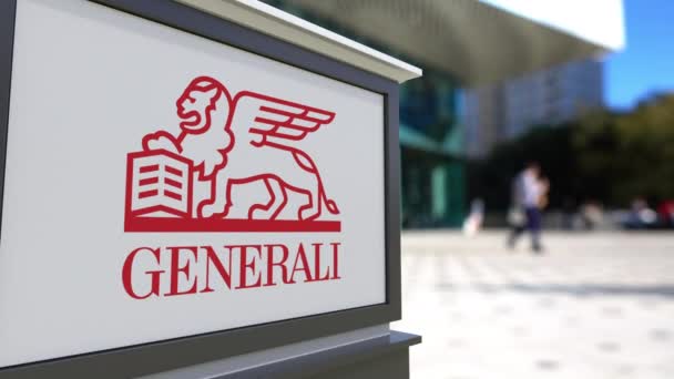 Straat signalisatie bord met logo van de Generali groep. Wazig office center en wandelende mensen achtergrond. Redactionele 3d rendering van 4k — Stockvideo