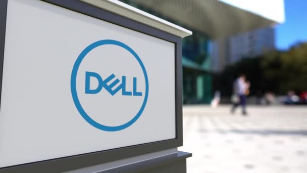 Panneau de signalisation routière avec logo Dell Inc. Centre de bureau flou et les gens de marche arrière-plan. Editorial 3D rendu 4K — Video