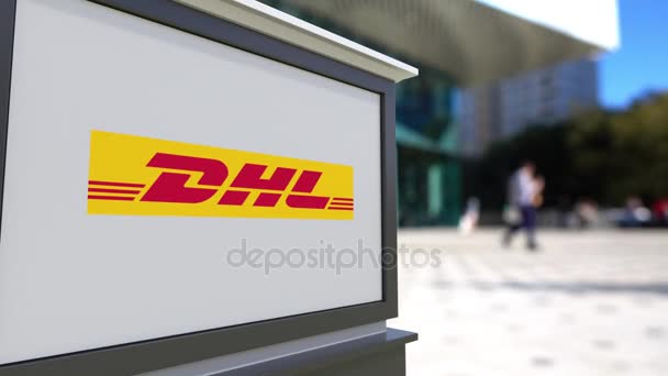 Placa de sinalização de rua com logotipo DHL Express. Centro de escritórios desfocado e pessoas ambulantes fundo. Editorial 3D renderização 4K — Vídeo de Stock