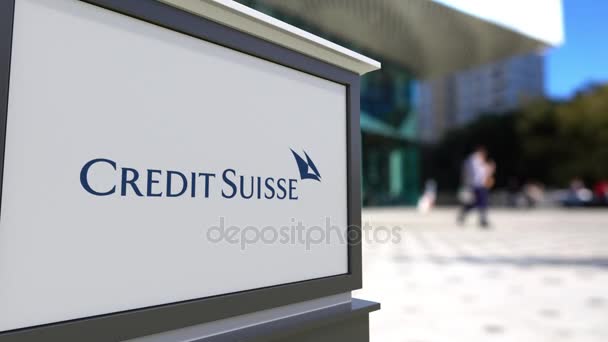 Σήμανση οδών σκάφους με το λογότυπο του ομίλου Credit Suisse. Κέντρο θολή office και περπάτημα άτομα φόντο. Συντακτική 3d rendering 4k — Αρχείο Βίντεο