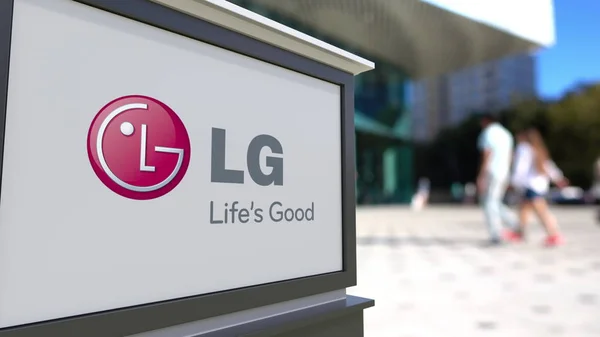 Straat signalisatie bord met Lg Corporation logo. Wazig office center en wandelende mensen achtergrond. Redactioneel 3D-rendering — Stockfoto