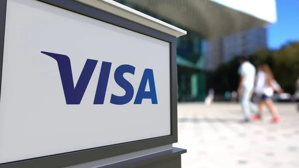 Уличная вывеска с логотипом Visa Inc. Размытый офисный центр и ходячий фон. Редакционная 3D рендеринг — стоковое фото