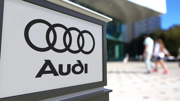 Papan nama jalan dengan logo Audi. Blurred kantor pusat dan berjalan orang latar belakang. Perenderan 3D Editorial — Stok Foto