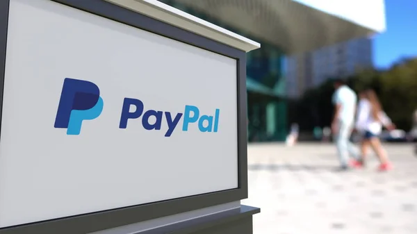 Уличная табличка с логотипом PayPal. Размытый офисный центр и ходячий фон. Редакционная 3D рендеринг — стоковое фото