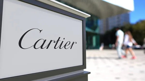 Placa de sinalização de rua com logotipo da Cartier. Centro de escritórios desfocado e pessoas ambulantes fundo. Renderização 3D editorial — Fotografia de Stock