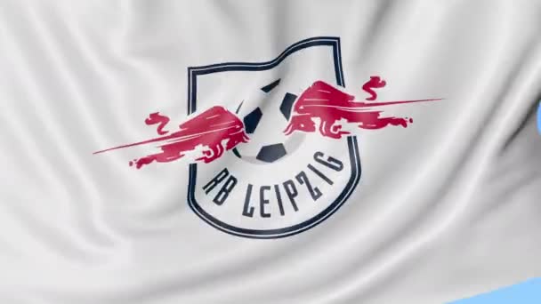 Primer plano de la bandera ondeante con el logotipo del club de fútbol RasenBallsport Leipzig, lazo sin costuras, fondo azul. Animación editorial. 4K — Vídeos de Stock