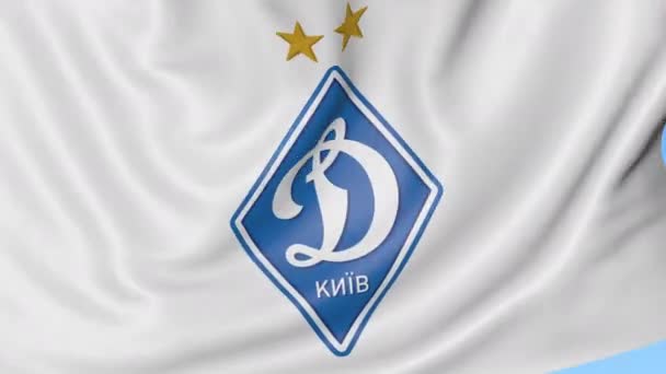 Gros plan du drapeau ondulé avec le logo du club de football Dynamo Kiev, boucle transparente, fond bleu. Animation éditoriale. 4K — Video