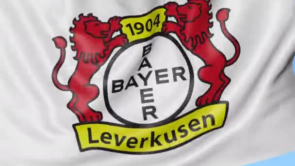 Integetett zászló Bayer Leverkusen labdarúgó klubnak egy emblémát, varrat nélküli hurok, kék háttér részlete. Szerkesztői animáció. 4k — Stock videók