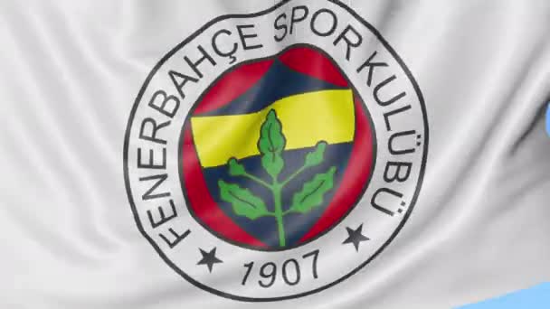 Primer plano de la bandera ondeante con el logotipo del club de fútbol Fenerbahce, lazo sin costuras, fondo azul. Animación editorial. 4K — Vídeos de Stock