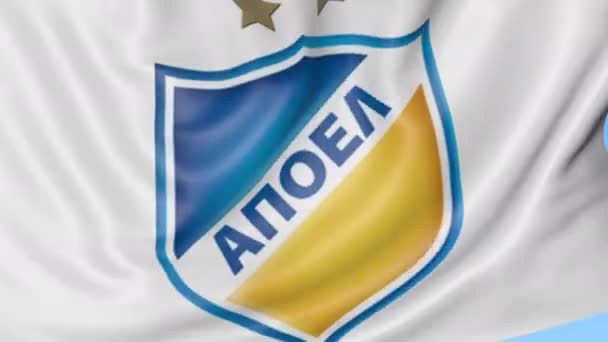 Închiderea steagului fluturând cu logo-ul clubului de fotbal APOEL FC, buclă fără sudură, fundal albastru. Animaţie editorială. 4K — Videoclip de stoc