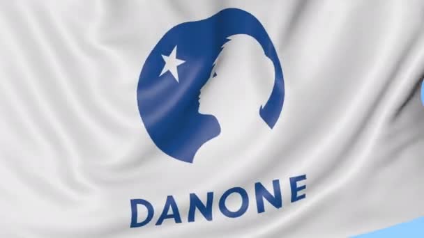 Primer plano de la bandera ondeante con el logotipo de Danone, bucle sin costuras, fondo azul, animación editorial. 4K ProRes — Vídeo de stock