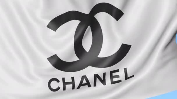 Γκρο πλαν του κουνώντας τη σημαία με το λογότυπο της Chanel, αδιάλειπτη βρόχο, μπλε φόντο, Εκδοτική κίνηση. 4k Prores — Αρχείο Βίντεο