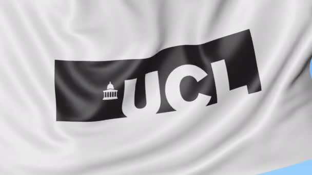 Nahaufnahme einer schwenkenden Flagge mit dem Emblem des University College London, nahtlose Schlaufe, blauer Hintergrund. redaktionelle Animation. 4k — Stockvideo