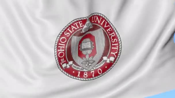 Close-up van de vlag met het embleem van de Ohio State University, naadloze loops, blauwe achtergrond zwaaien. Redactionele animatie. 4k — Stockvideo