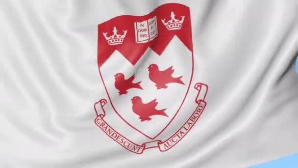 Primer plano de la bandera ondeante con el emblema de la Universidad McGill, lazo sin costuras, fondo azul. Animación editorial. 4K — Vídeos de Stock