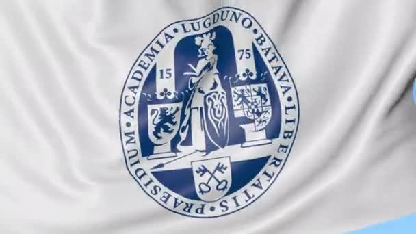 Close-up da bandeira acenando com emblema da Universidade de Leiden, loop sem costura, fundo azul. Animação editorial. 4K — Vídeo de Stock