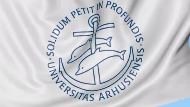 Primo piano della bandiera sventolante con emblema Aarhus University, anello senza cuciture, sfondo blu. Animazione editoriale. 4K — Video Stock