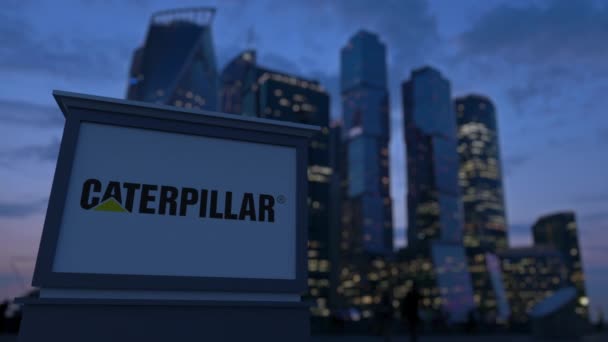 Straat signalisatie bord met Caterpillar Inc.-logo in de avond. Zakelijke district wolkenkrabbers achtergrond wazig. Redactionele 3d rendering van 4k — Stockvideo