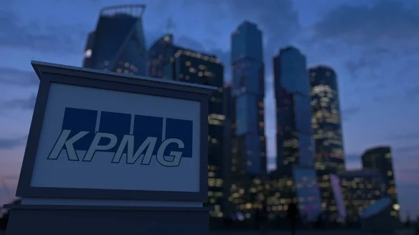 夕方には Kpmg のロゴとストリート看板ボード。ビジネス地区の高層ビルの背景をぼかし。3 d レンダリングの社説 — ストック写真