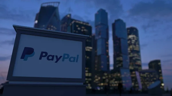 Oznakowanie ulicy deska z logo Paypal w godzinach wieczornych. Niewyraźne biznesowej dzielnicy drapaczy chmur tła. Redakcji renderowania 3d — Zdjęcie stockowe