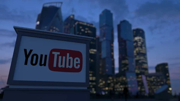 Cartelera con logotipo de Youtube por la noche. Rascacielos distritos de negocios borrosa fondo. Representación Editorial 3D —  Fotos de Stock