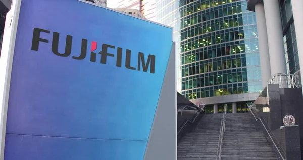 Вулиця вивісок ради з Fujifilm логотип. Сучасні офісні центр хмарочос, сходи фон. Редакційні 3d-рендерінг — стокове фото