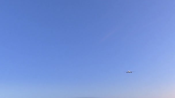 Avion commercial bimoteur arrivant à l'aéroport de Barcelone. Voyager en Espagne animation conceptuelle 4K — Video