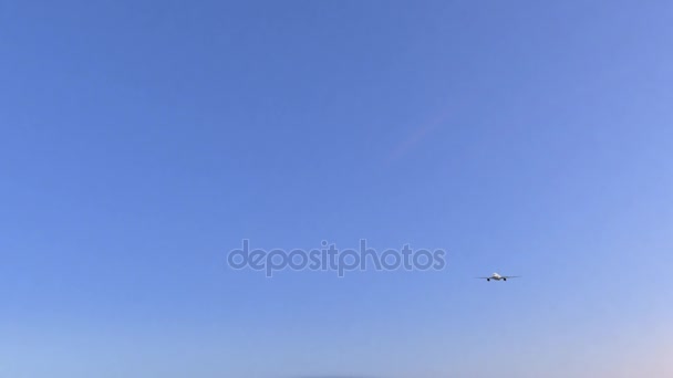 Двухмоторный коммерческий самолет прибывает в аэропорт Касабланки. Путешествие в Марокко концептуальная анимация 4K — стоковое видео