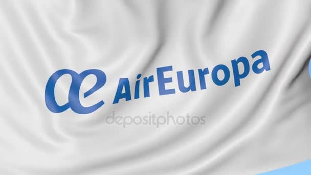Ondeando la bandera de Air Europa contra el fondo azul del cielo, lazo sin costuras. Animación Editorial 4K — Vídeo de stock