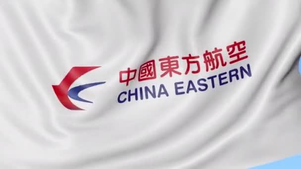 Ondeando la bandera de China Eastern Airlines contra el fondo azul del cielo, lazo sin costuras. Animación Editorial 4K — Vídeo de stock