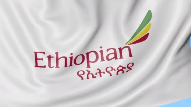 Ondeando la bandera de Ethiopian Airlines contra el fondo azul del cielo, lazo sin costuras. Animación Editorial 4K — Vídeos de Stock