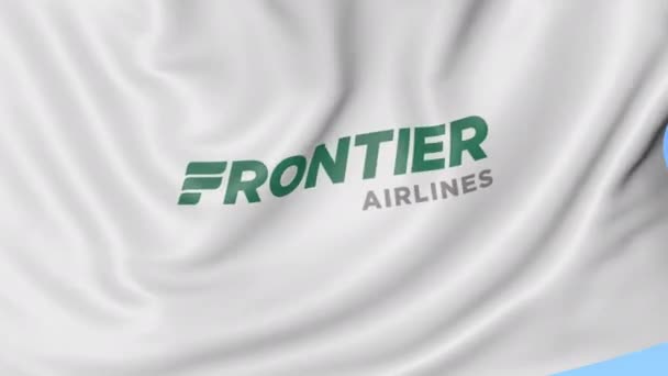 Размахивание флагом Frontier Airlines на фоне голубого неба, бесшовный цикл. Редакционная анимация 4K — стоковое видео