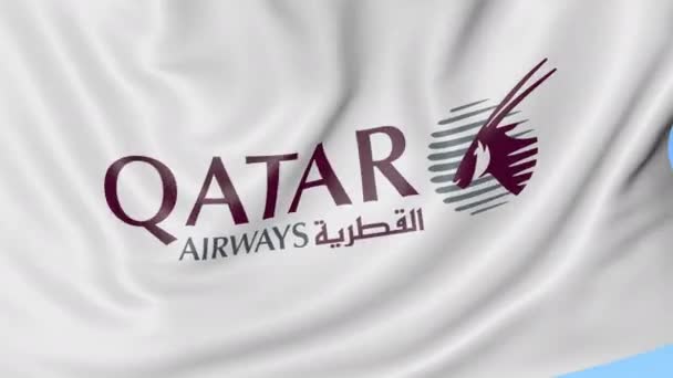 Qatar Airways bayrağı mavi gökyüzü arka plan, sorunsuz döngü sallayarak. Editoryal 4k animasyon — Stok video