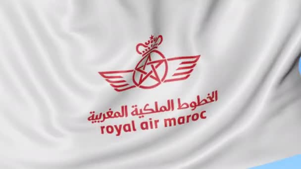 Royal Air Maroc bayrağı mavi gökyüzü arka plan, sorunsuz döngü sallayarak. Editoryal 4k animasyon — Stok video