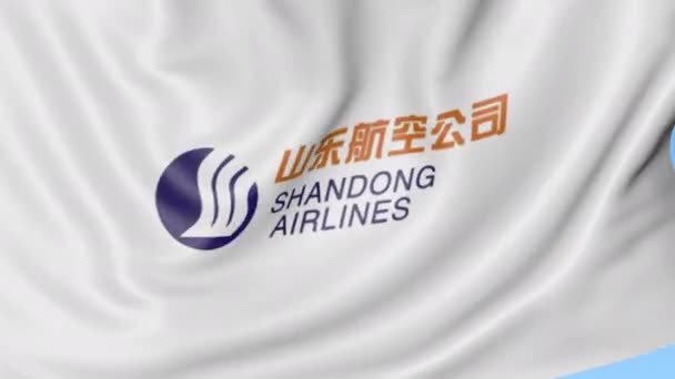 Ondeando la bandera de Shandong Airlines contra el fondo azul del cielo, lazo sin costuras. Animación Editorial 4K — Vídeo de stock