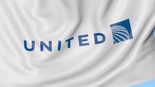 Ondeando la bandera de United Airlines contra el fondo azul del cielo, lazo sin costuras. Animación Editorial 4K — Vídeo de stock